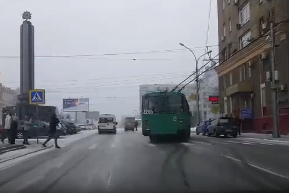 Троллейбус не мог подняться в горку на скользкой дороге. Стоп-кадр с видео: Дмитрий Нищаков.