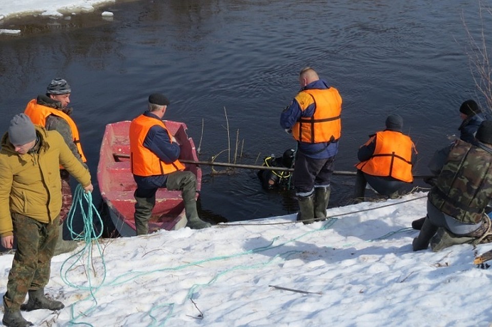 На месте работали водолазы.