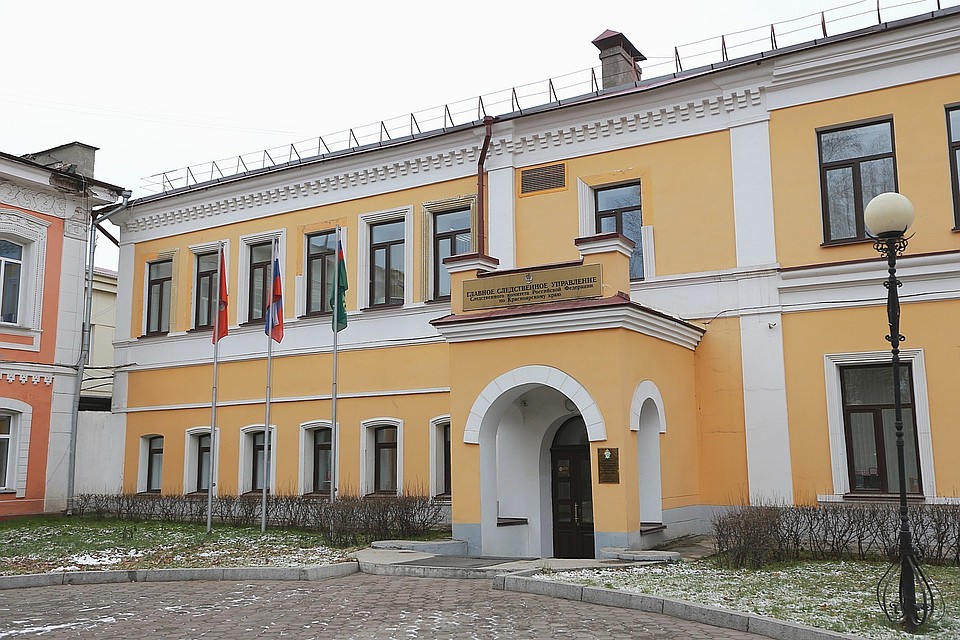 В Красноярске рухнувшая от ветра крыша убила двух рабочих