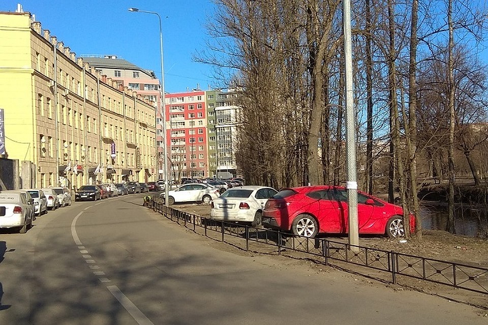 Вдоль набережной реки Смоленки появилась ограда, отделяющая дорогу от газона вместе с машинами