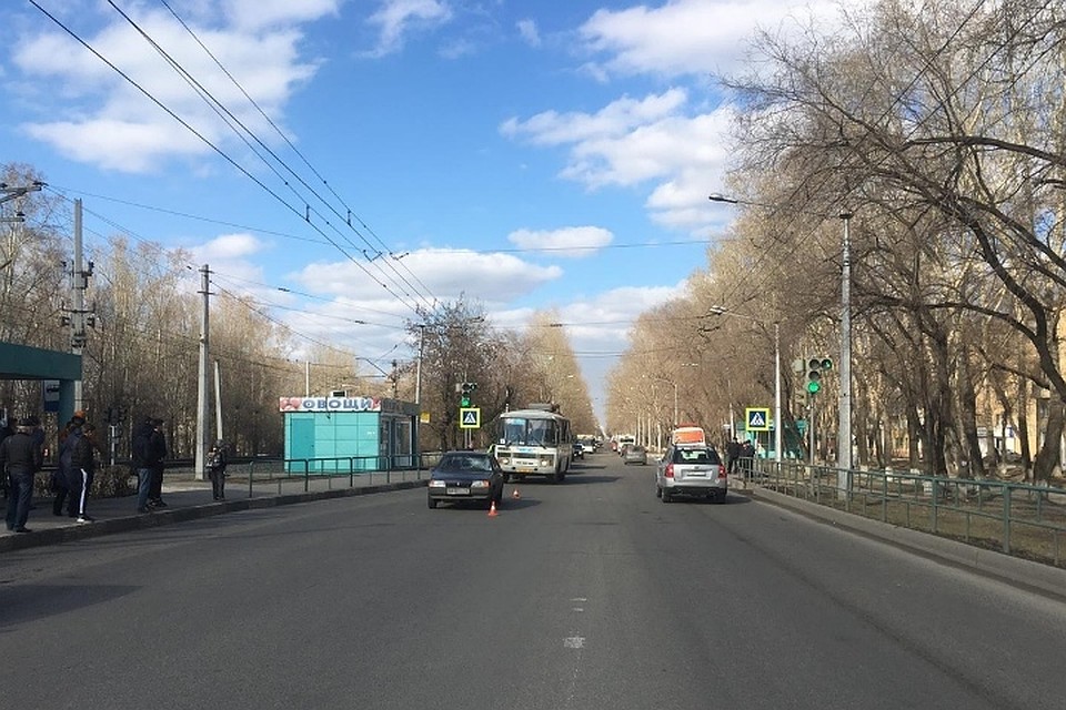 ДТП произошло на остановке «Стадион» на улице 40 лет ВЛКСМ Фото: ОГИБДД Управления МВД России по Новокузнецку