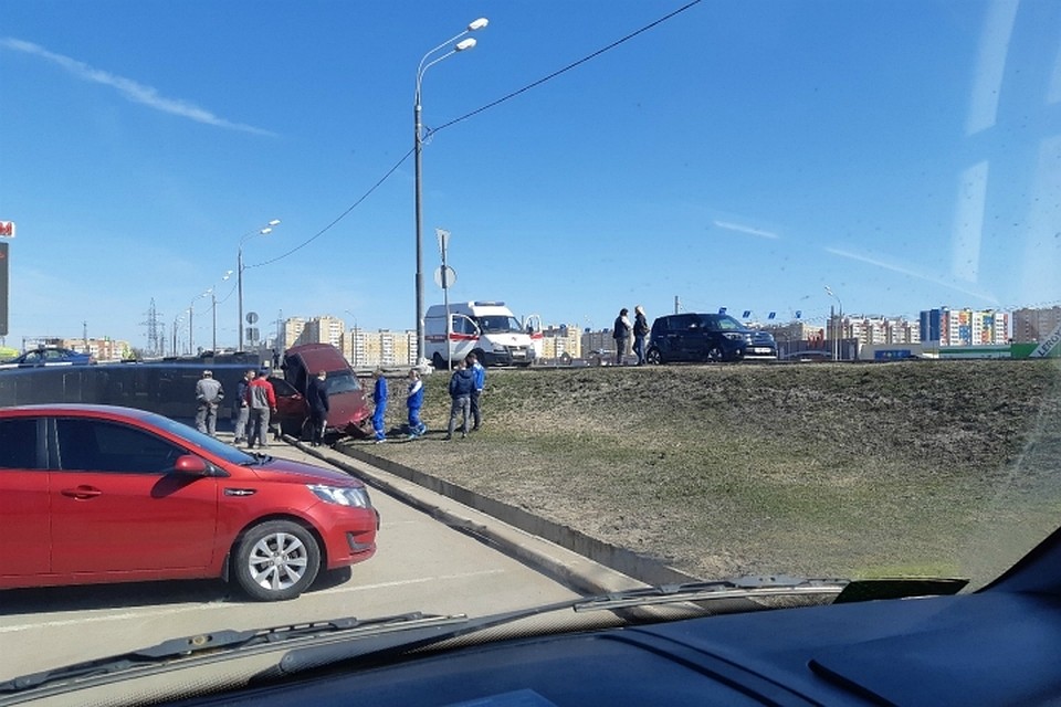 Машина съехала в кювет Фото: vk.com/ПОДСЛУШАНО У ВОДИТЕЛЕЙ. ТВЕРЬ/Дмитрий Захарчук