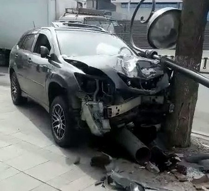 Машина врезалась в дерево. Фото: стоп кадр из видео