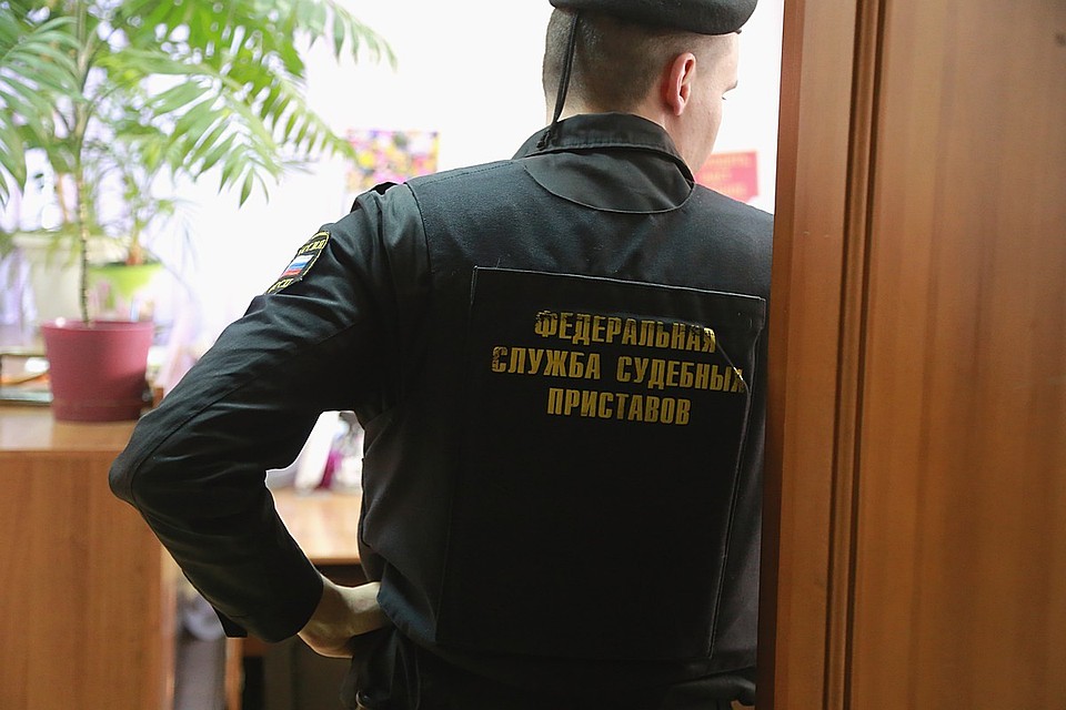 В Хакасии приставы нашли злостного алиментщика в храме, когда он замаливал грехи