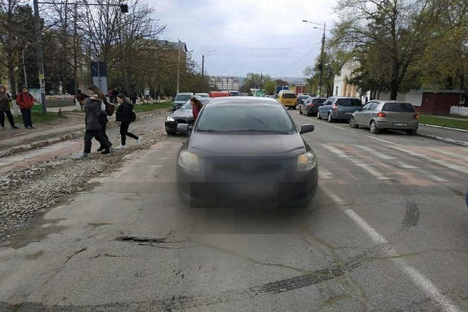 Автомобиль сбил девочку на "зебре" (Фото: realitatea.md).