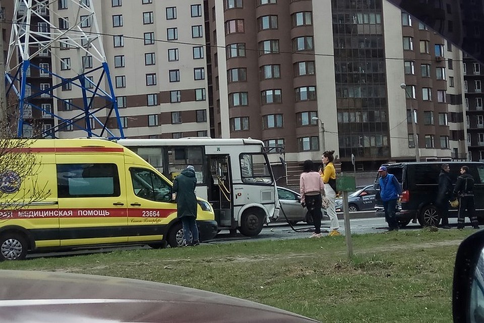 Как сообщают очевидцы, маршрутка не успела затормозить и "боднула" минивен Фото: Соцсети