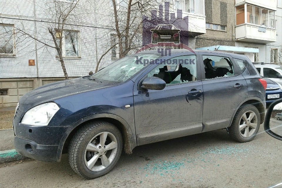 В автомобиле выбили боковые стекла, а на лобовом следы от ударов Фото: ЧП-Красноярск