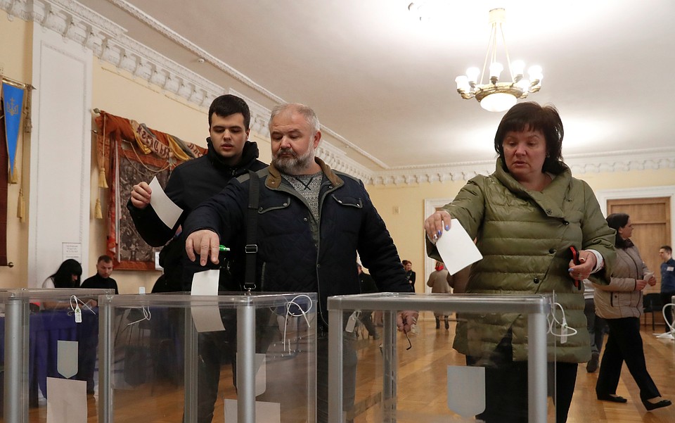 На Украине запрещено публиковать результаты опросов до 20 часов, но в соцсетях опять распространяются "предварительные данные"