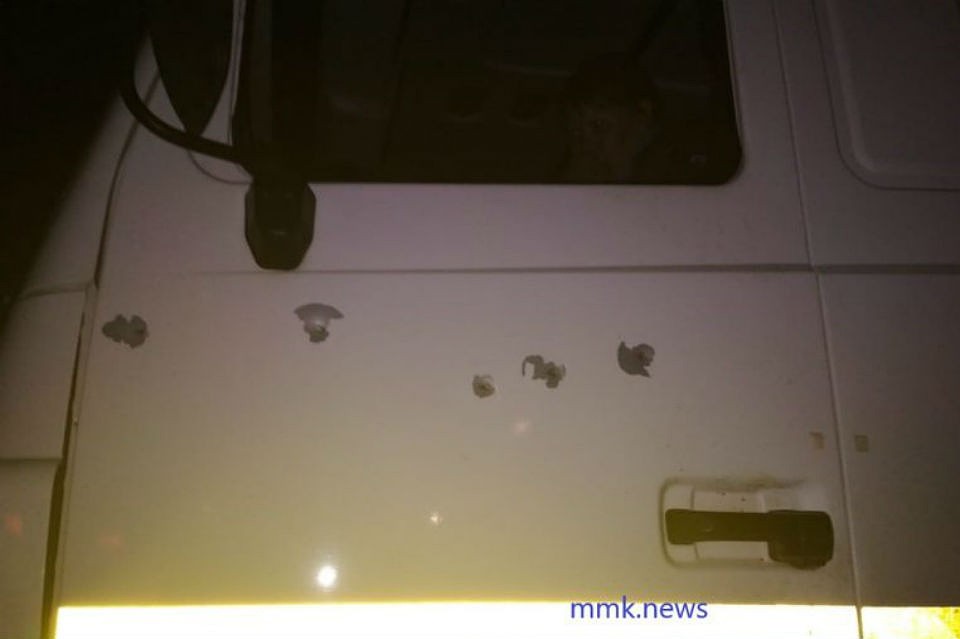 На двери "МАЗа" можно насчитать не менее шести дырок от пуль. Фото: mmk.news