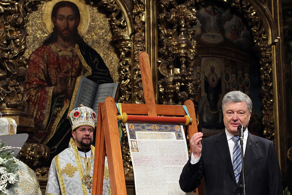 В Стамбуле сделали подарок Петру Порошенко - заветный томос.