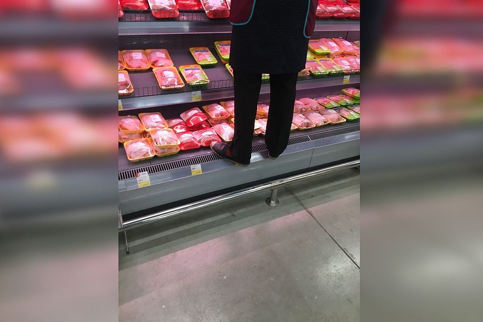 Продавец встала ногами рядом с курицей, лежащей на витрине. Фото: vk.com/revizorro_nsk54.