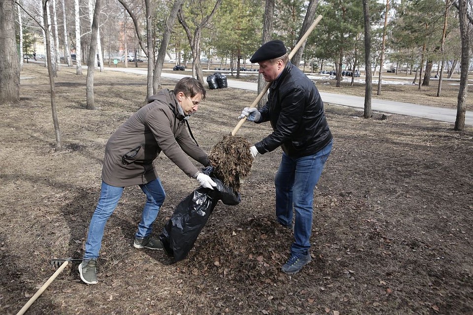 Анатолий Локоть помогал приводить в порядок одно из самых значимых мест в городе - сквер Славы. Фото: предоставлено мэрией Новосибирска.