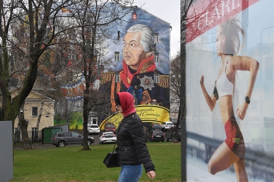 В Москве фасады отдают под портреты исторических личностей.