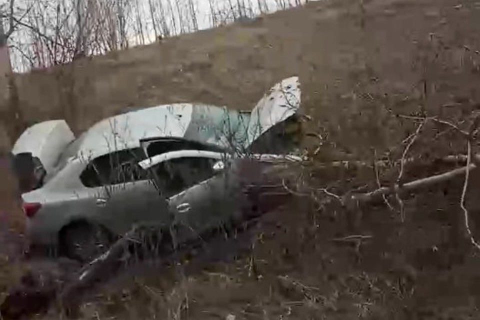 В Новокузнецке легковушка вылетела с дороги и врезалась в деревья. ФОТО: кадр видео vk.com, "ДТП Новокузнецка", Александра Романова.