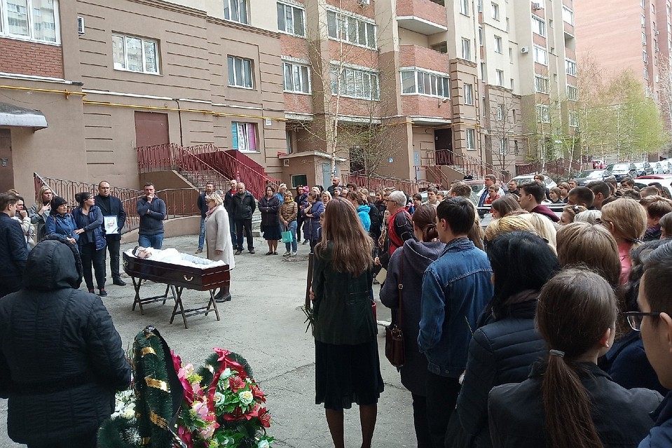На прощание с 17-летним Георгием К. пришли десятки людей