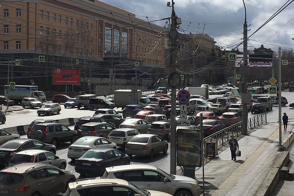 Пробка собралась из-за неработающих на перекрестке светофоров.