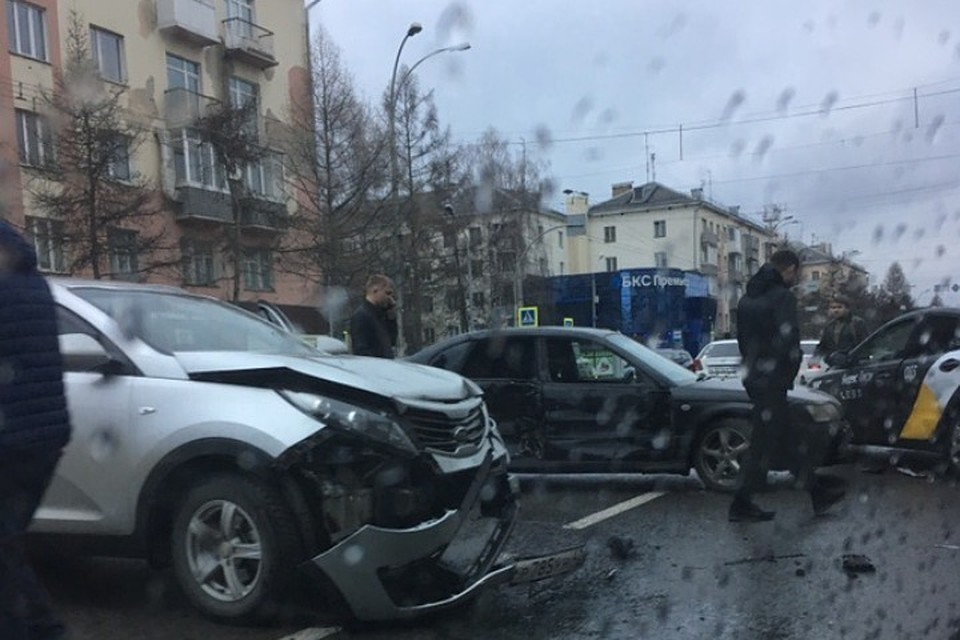 На Красноармейской столкнулись четыре автомобиля Фото: Вася Филиппов, "Регион-42 Кемерово" / "ВКонтакте"