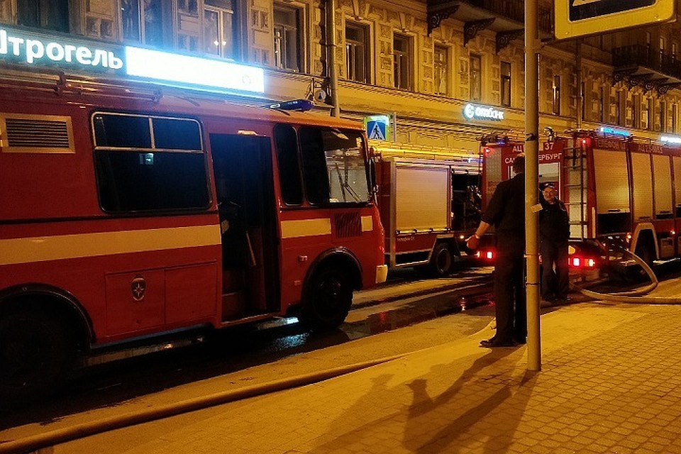 С пожаром в алкомаркете в центре Петербурга боролись три расчета