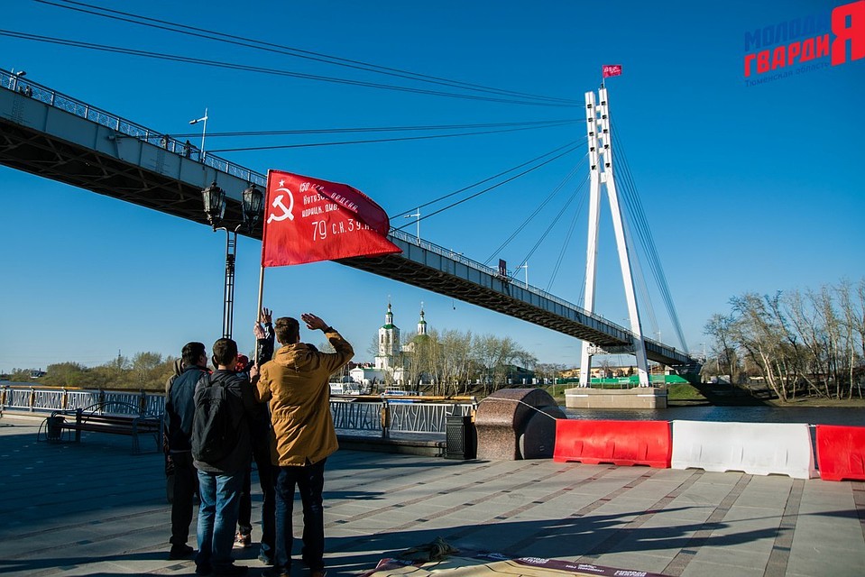 На высшей точке Моста влюбленных установят Знамя Победы