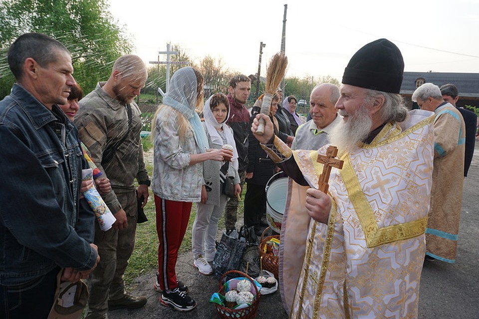 Отец Александр знает многих прихожан в лицо.