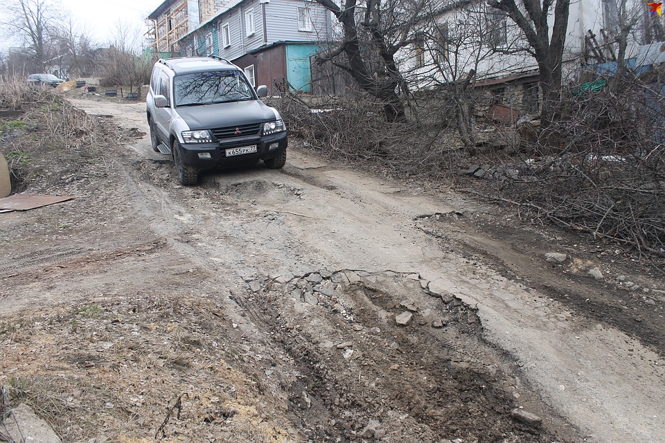 Там, где заканчивается асфальт, начинается городское бездорожье.