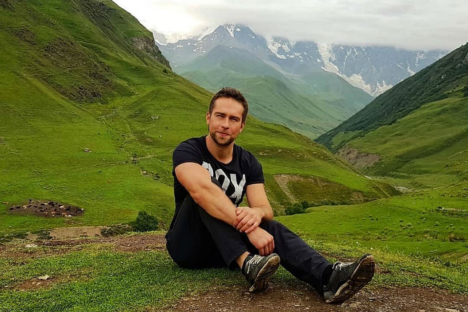 Михаил Савченко одним из первых покинул горящий борт - он сидел в начале салона.