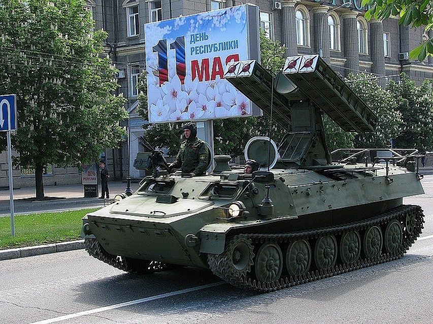 На главной улице города идет репетиция Парада Победы. Это юбилейный - пятый для ДНР Парад.