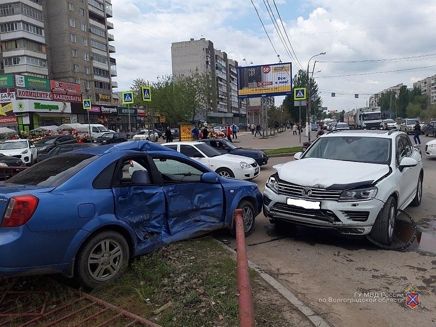 Водитель "Шевроле" не уступил дорогу при повороте, вот к чему это привело.
