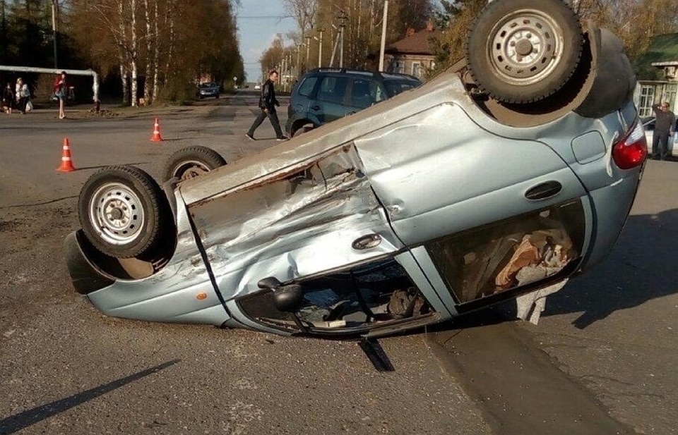 В одно мгновение иномарка оказалась на крыше.
