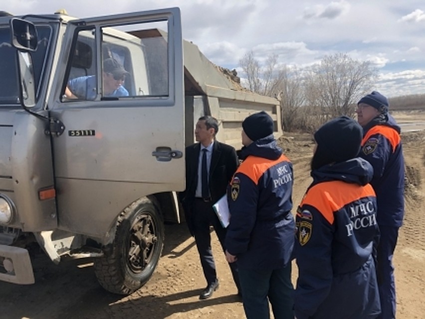 Сообщение между столицей и заречной группой районов осуществляется посредством судов на воздушной подушке,