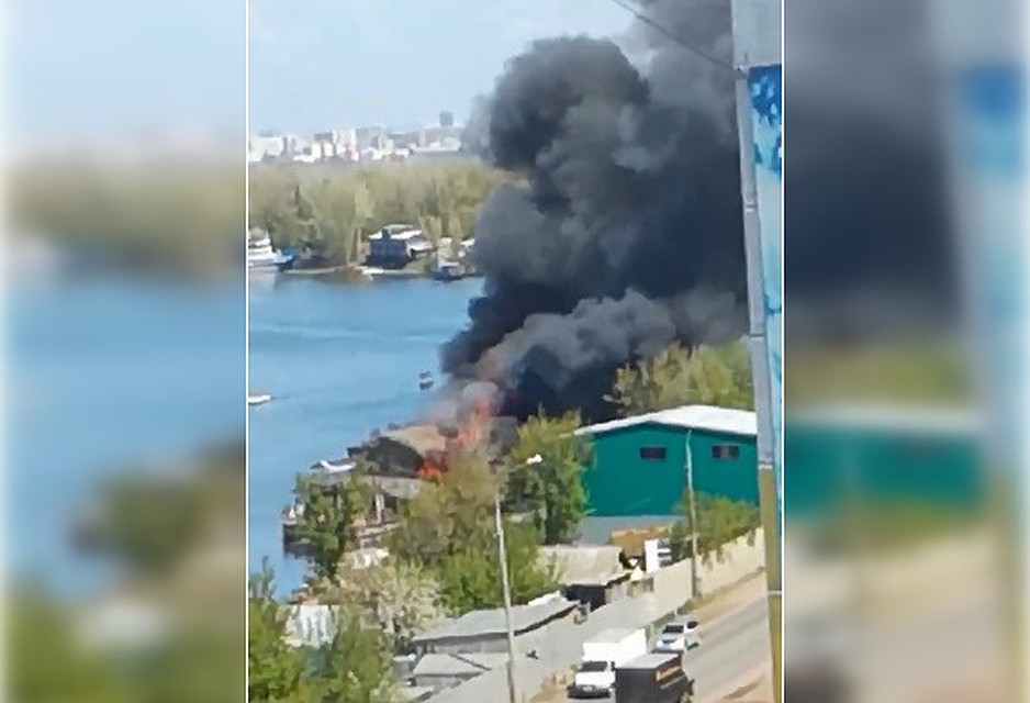 Дебаркадер почти полностью охвачен пламенем и густым черным дымом