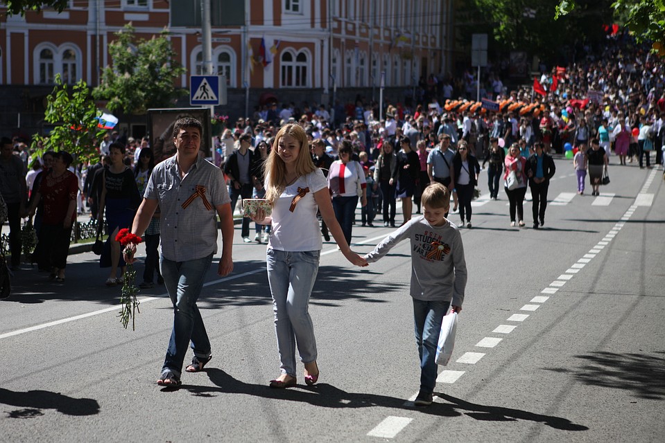 Горожане гуляют на 9 Мая