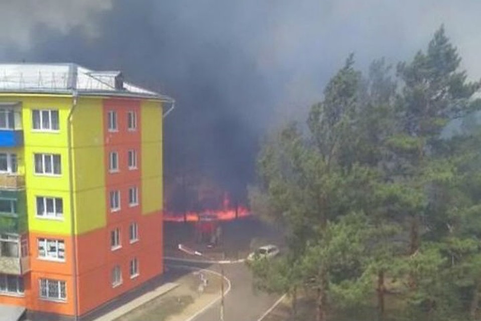 Лесной пожар подошел вплотную к жилому поселку в Усольском районе. Фото: группа "Инцидент Иркутск"