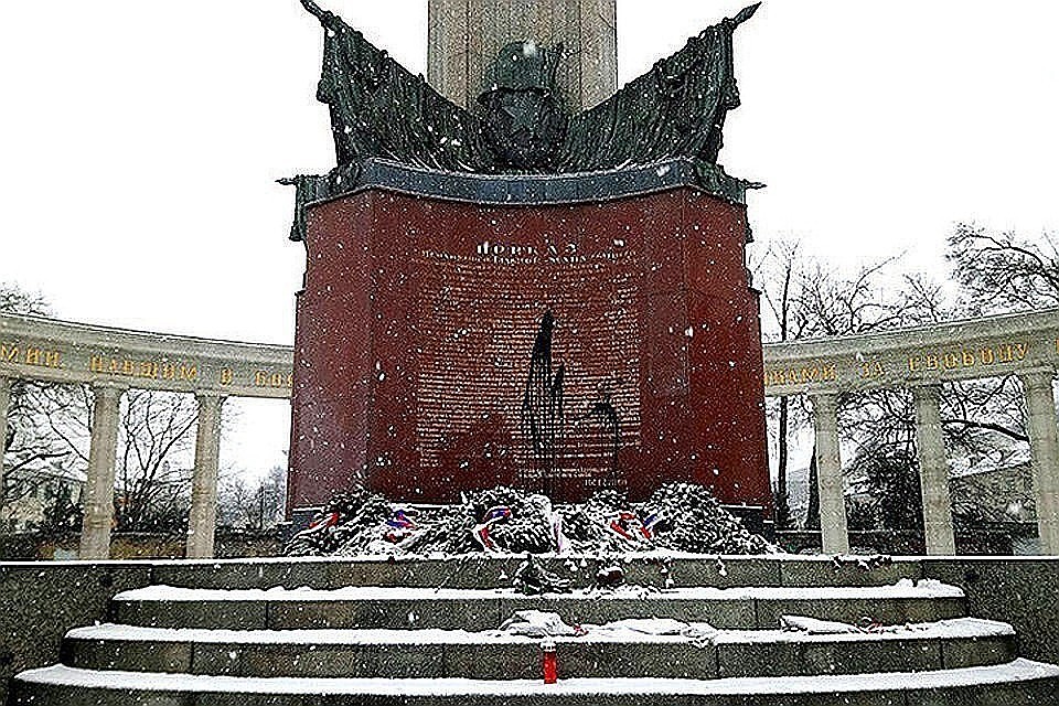 Памятник в очередной раз подвергся атаке вандалов