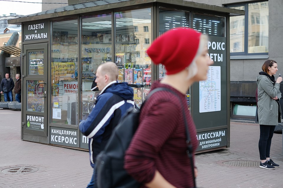 В павильончиках можно найти все, что угодно, от чехлов для смартфонов до капучино, но только не обилие печати.