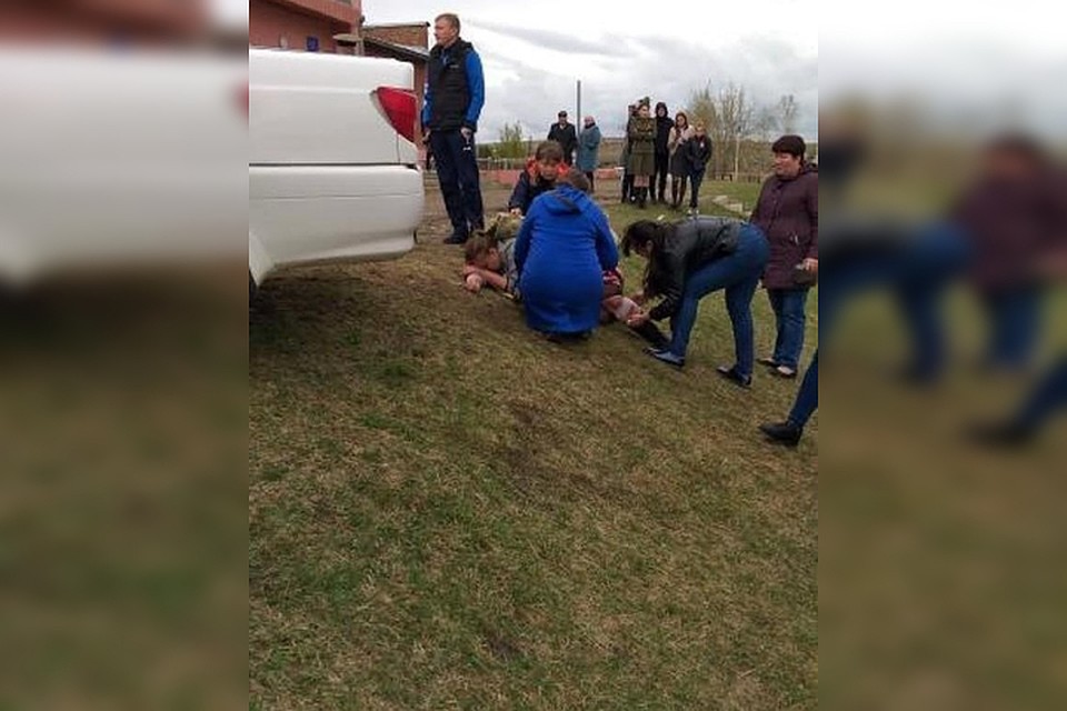 ДТП в Мамонах: иномарка сбила пять человек, полицейские ищут свидетелей. Фото: группа ДТП 38RUS.