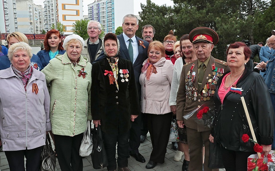Глава выразил слова благодарности ветеранам. Фото: Facebook Сергея Аксенова