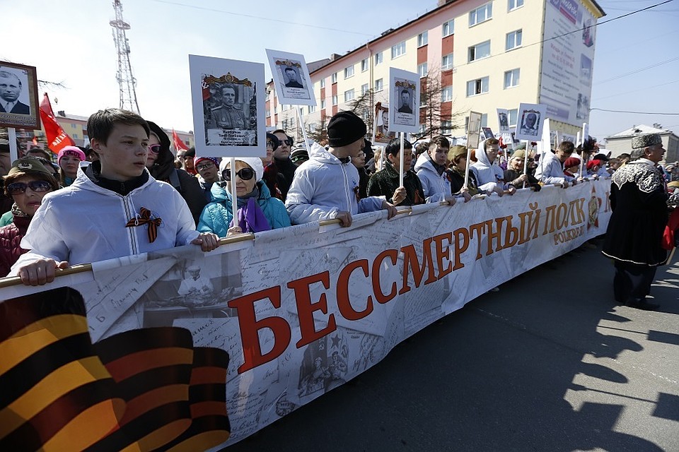 С портретами родных, отдавших жизнь Родине, по центру Магадана прошли более 15 тысяч жителей. Фото правительства Магаданской области.