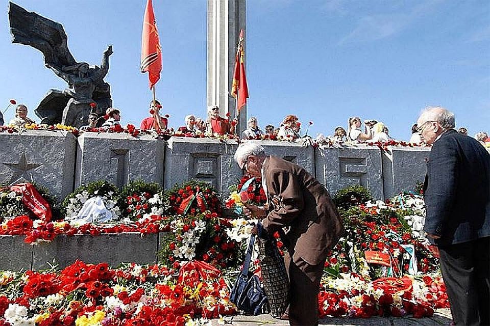 У памятника освободителям Риги в парке Победы 9 мая проходят торжественные мероприятия в честь 74-й годовщины разгрома нацизма. Фото: с сайта top.rbc.ru