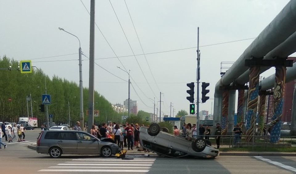 Двое малышей и мать пострадали в ДТП на улице Широтной в Тюмени. Фото из группы "Типичная Тюмень" соцсети ВКонтакте