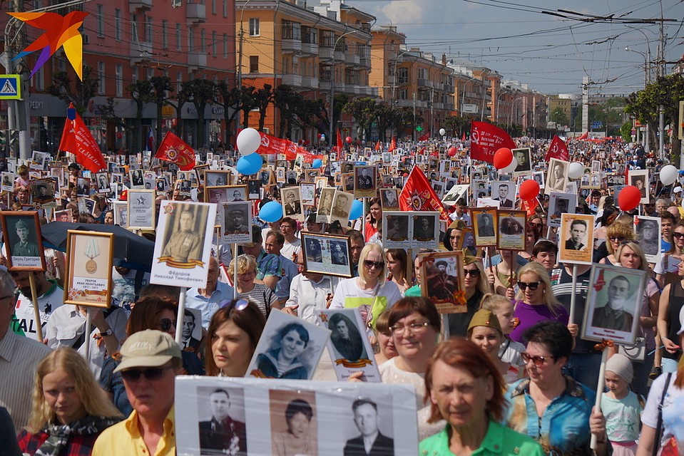 «Бессмертный полк» растянулся практически по всему Первомайскому проспекту.