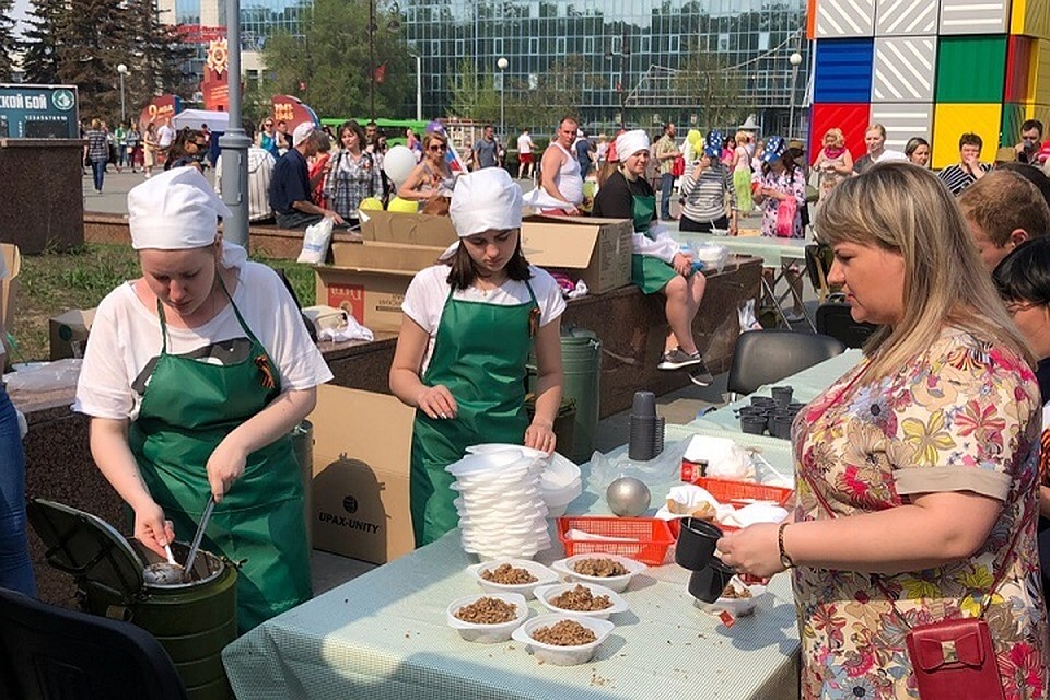 День Победы-2019: у здания Технопарка тюменцы угощаются солдатской кашей и возлагают цветы к Вечному огню