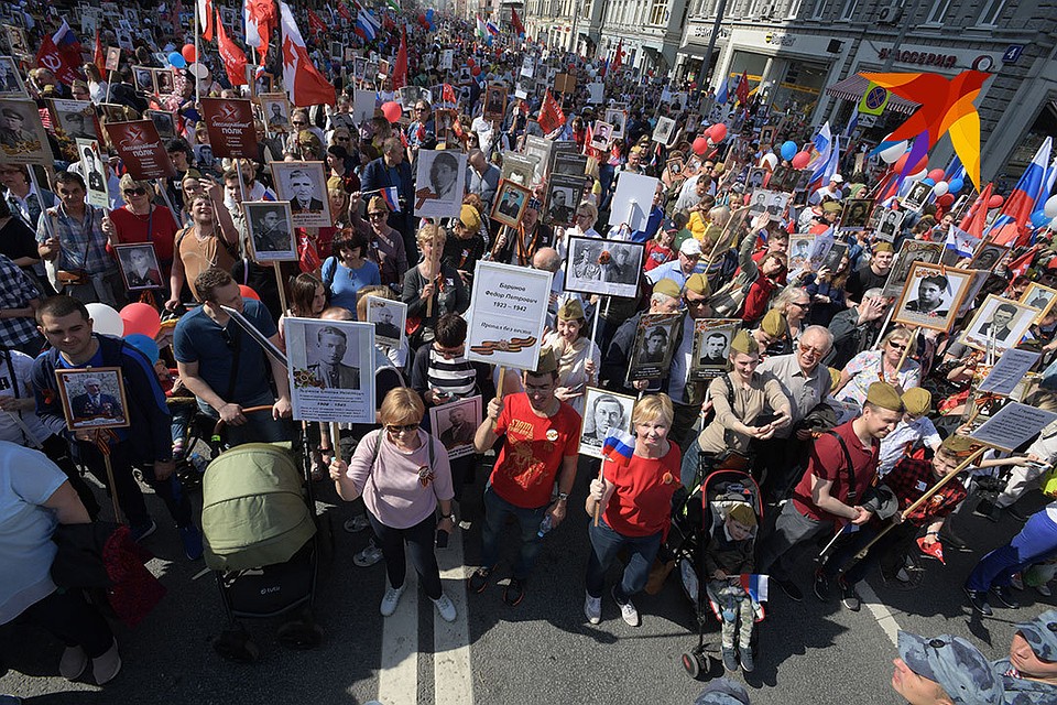 Ежегодно в акции Бессмертный полк в Москве, в России и по всему миру, участвуют потомки тех, кто в годы Великой Отечественной войны сражался на фронте и в партизанских отрядах, трудился в тылу.