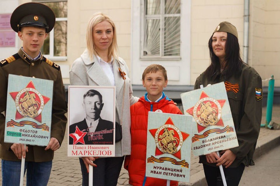 Искал фото прадеда, нашел семью: Кирилл из детского дома благодаря акции «Бессмертный полк» в Хабаровске впервые встретился с родными. ФОТО: предоставлено Альбиной Ефремовой.