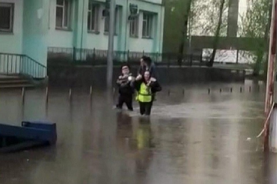В итоге машину вытаскивали из воды на тросе. Фото: скриншот