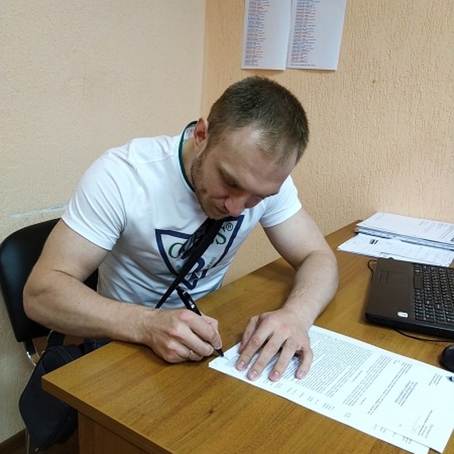 Алексей Князев-старший подписывает контракт.