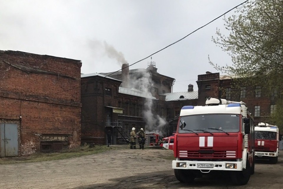 Пожар в машиностроительном техникуме, из-за которого эвакуировали 167 человек, потушили в Иркутске. Фото: группа Инцидент Иркутск.