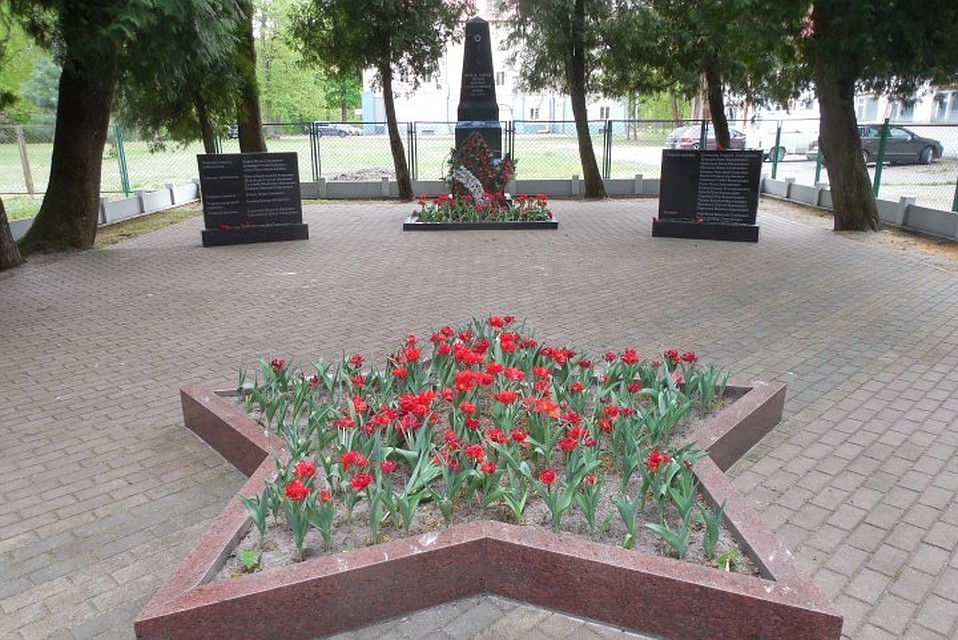 На воссозданном в 2012 году мемориале в Прегольском есть место для дополнительных надгробий с эпитафиями. Что мешает увековечить «забытых» воинов, непонятно.