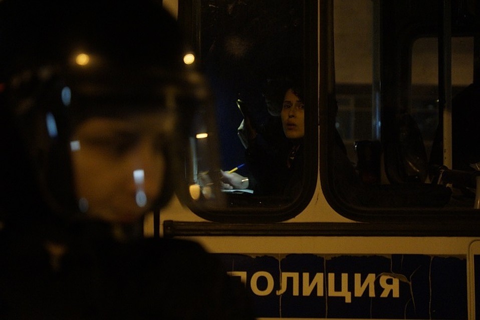 Задержанные смотрят митинг из окна автобуса