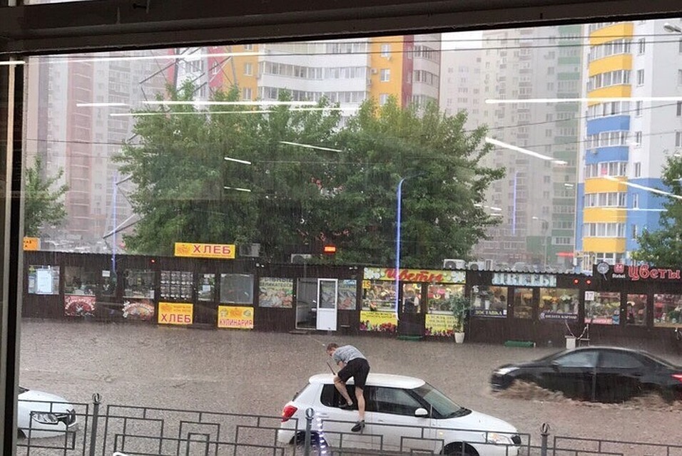 Машины тонули на дорогах